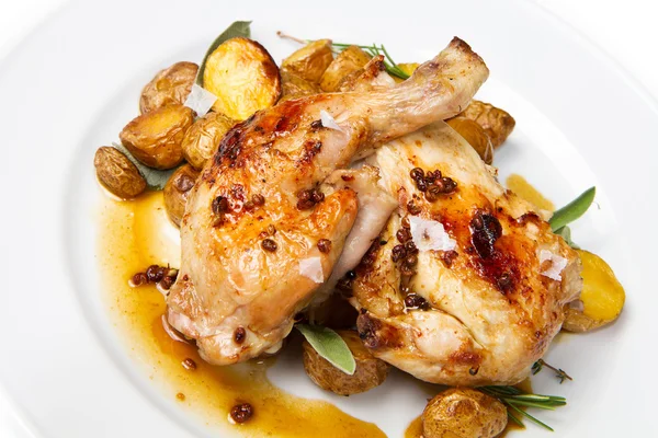 Roast chicken with potatoes — Stock Photo, Image