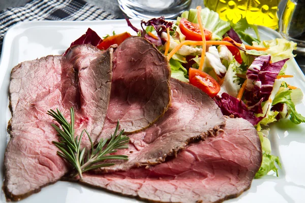 Fatias de rosbife com salada mista — Fotografia de Stock