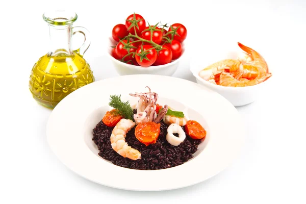 Zwarte rijst met inktvis, garnalen en tomaten — Stockfoto