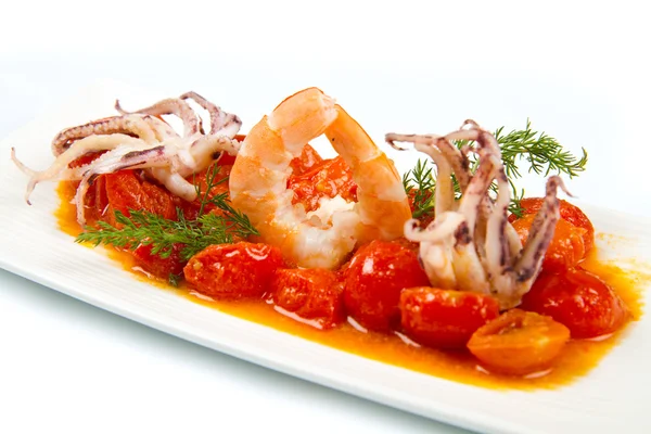 Deniz ürünleri domates ve Kalamar çorbası — Stok fotoğraf