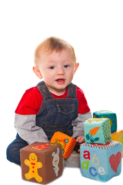 Kleine jongen spelen met gekleurde zachte kubus — Stockfoto