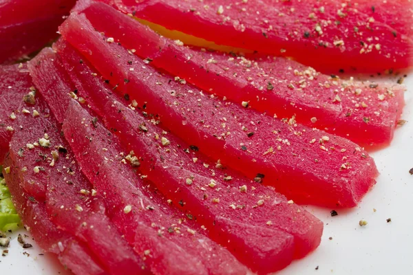 Plakjes rauw blauwvintonijn sashimi op witte schotel — Stockfoto