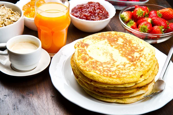 Delicious pancakes on wooden table with fruits — Stock Photo, Image
