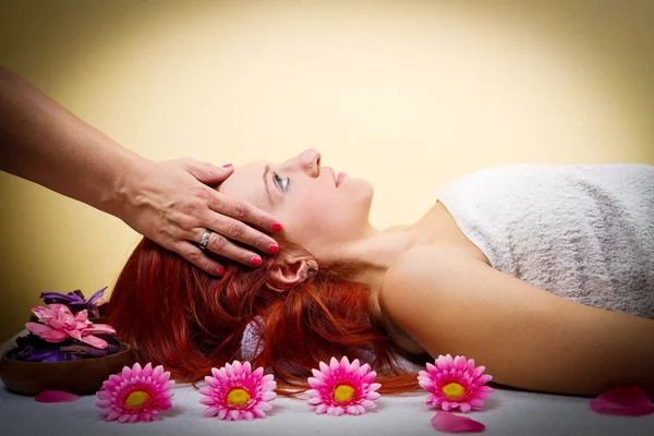 Mooie jonge vrouw gezicht massage ontvangen in een spa salon — Stockfoto