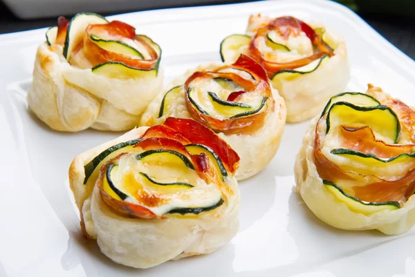 Roses puff pastry with zucchini and bacon — Stock Photo, Image