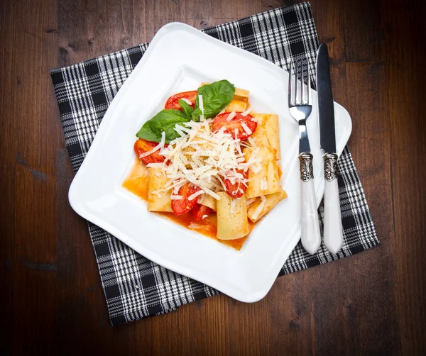 Paccheri med tomater sås — Stockfoto