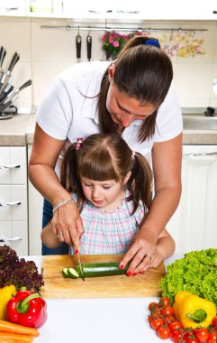 Anne ve kızı mutfakta sebze hazırlama