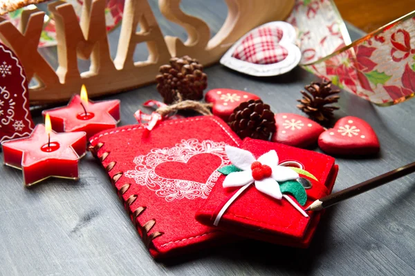 Julebog og dekoration på træ - Stock-foto