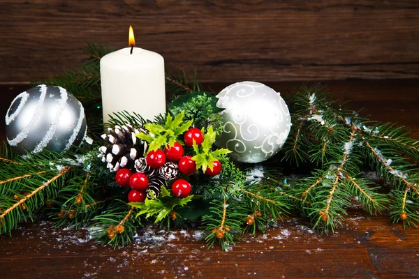 Decoraciones blancas de Navidad en ramas de abeto —  Fotos de Stock