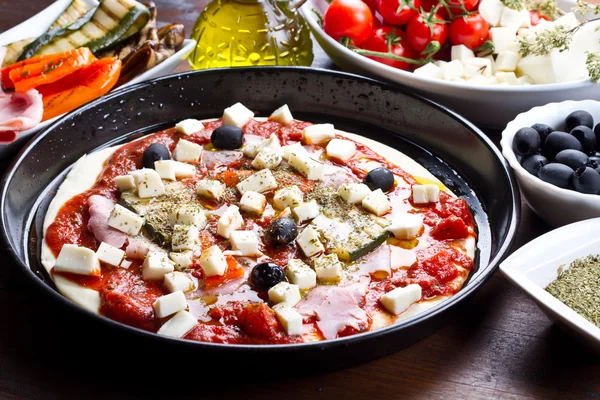 Pizza con tomates, mozzarella, aceitunas negras y verduras a la parrilla — Foto de Stock