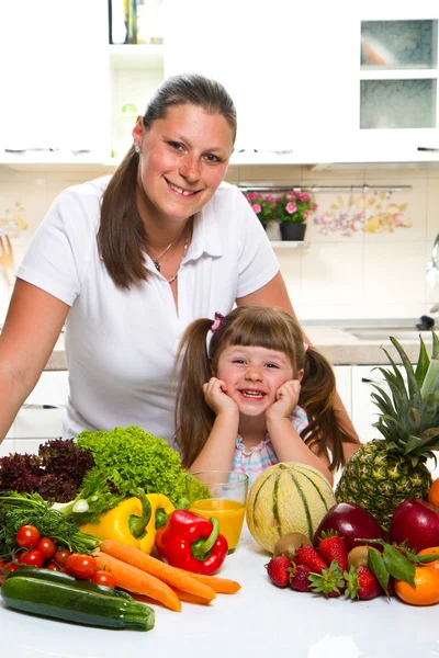 Felice madre e figlia sorridente in cucina — Foto Stock