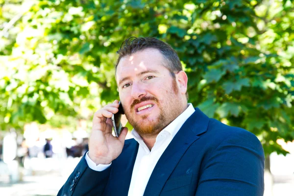 Hombre de negocios hablando por teléfono — Foto de Stock