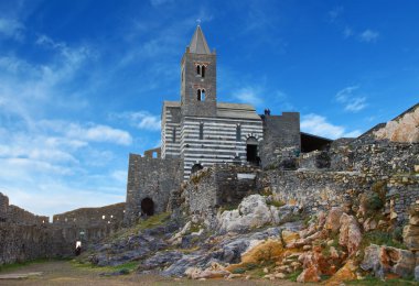  St Peter Gotik Kilisesi Porto Venere, İtalya için yüksek bir kayanın üzerinde