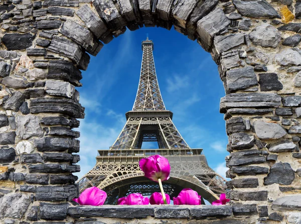 Steinfenster mit Tour Eiffel in Paris — Stockfoto