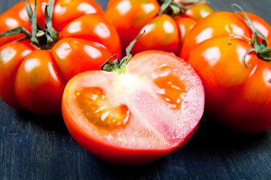 Biftek domates, tahtaya izole