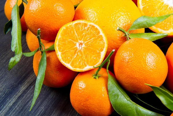 Fruta naranja y mandarinas frescas naranjas sobre madera —  Fotos de Stock