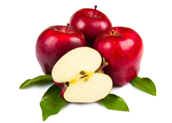 Manzanas rojas frescas con hojas aisladas sobre fondo blanco — Foto de Stock