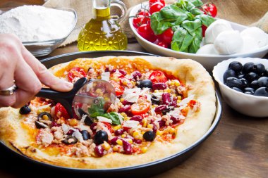 Salam, fasulye ve mais Amerikan pizza