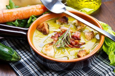 Taze sebze sebze çorbası