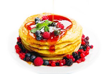 berry ve şurubu ile Pancakes