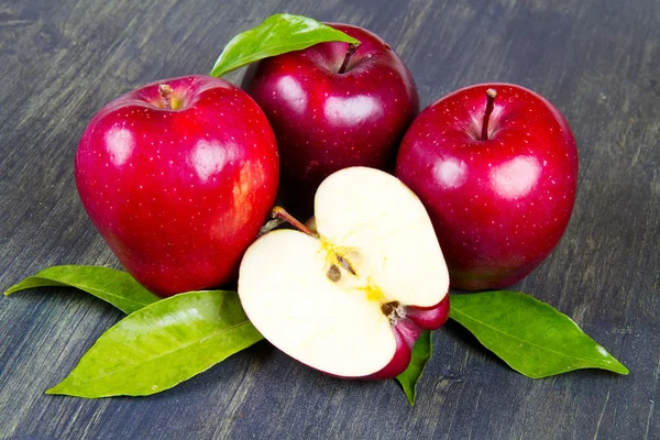 Frische rote Äpfel mit Blättern — Stockfoto