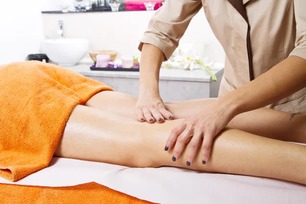 Mulher relaxada fazendo uma massagem em um centro de beleza — Fotografia de Stock