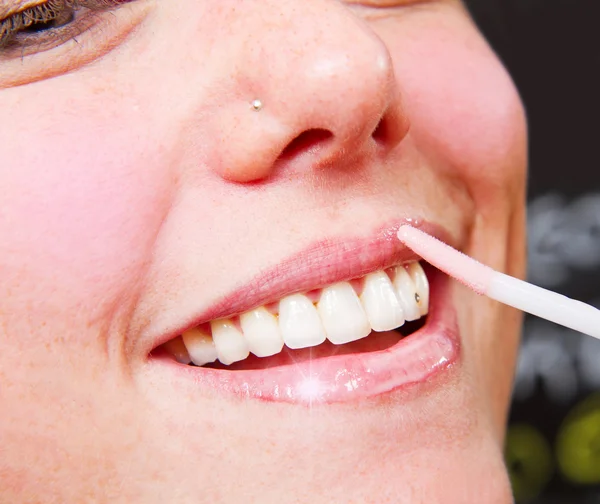 Maquillador aplicando lápiz labial con un pincel — Foto de Stock