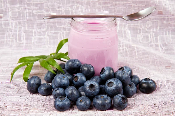 Jogurt i jagody na różowe szmatki — Zdjęcie stockowe
