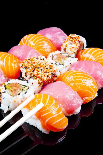 Sushi och rullar — Stockfoto