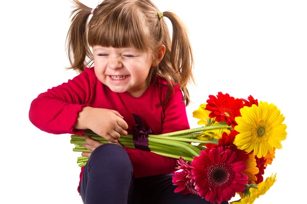 Carina bambina con bouquet di fiori di gerbera — Foto Stock