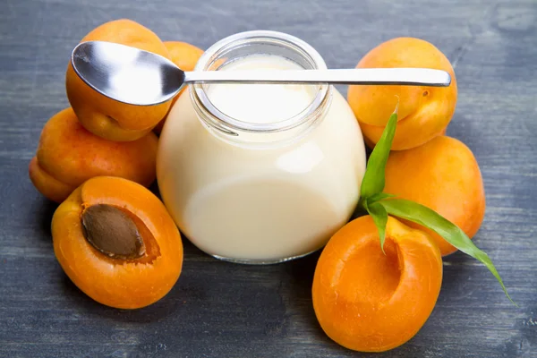 Čerstvý jogurt s meruňkami — Stock fotografie
