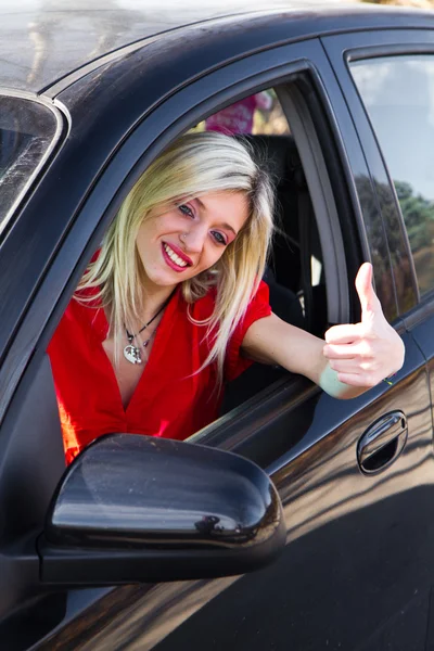 Chica joven conduciendo — Foto de Stock