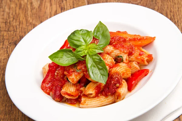 Pasta met tomaten en basilicum — Stockfoto