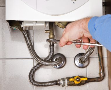 Tesisatçı iş başında. gaz Kombi Bakımı 