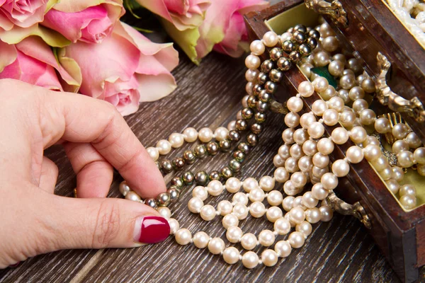 Sieraden doos met sieraden en juwelen met roze rozen — Stockfoto