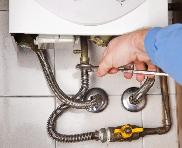 Tesisatçı iş başında. gaz Kombi Bakımı 