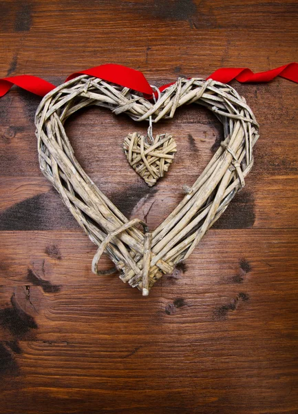 Ημέρα του Αγίου Βαλεντίνου καρδιά ξύλο και κορδέλα πάνω από ξύλινα — Φωτογραφία Αρχείου