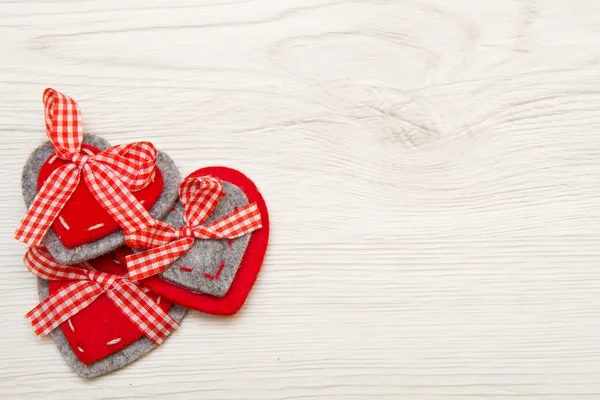 Fondo de San Valentín con corazón rojo sobre madera —  Fotos de Stock