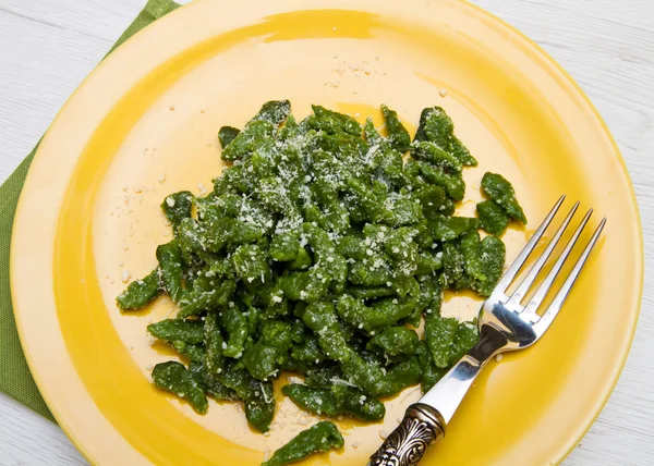 Spatzle dumplings pasta verde del Tirol del Sur - Comida Trentino —  Fotos de Stock