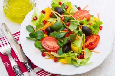 ahşap masa üzerinde beyaz tabak içinde domatesli şehriye çorbası