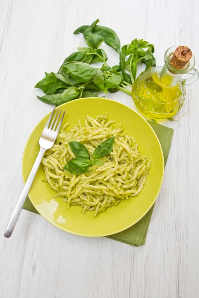 Πέστο trofie τυπικό της Λιγουρίας συνταγή σε πράσινο πιάτο — Φωτογραφία Αρχείου