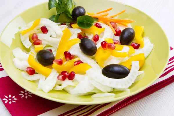 Salada de funcho com pimenta e azeitonas pretas — Fotografia de Stock