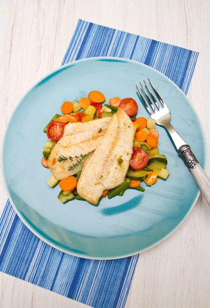 Bacalhau fresco na cama de legumes mistos — Fotografia de Stock