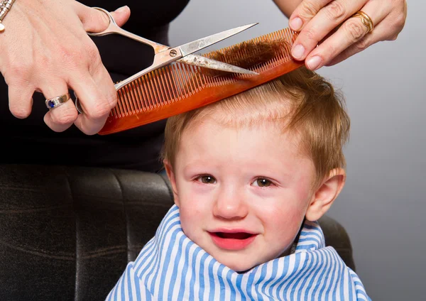 Närbild porträtt av barn att få en frisyr — Stockfoto