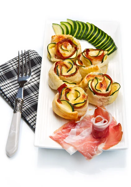 Roses puff pastry with zucchini and bacon — Stock Photo, Image