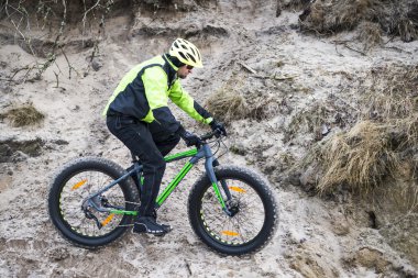 Genç adam şişman Bisiklet