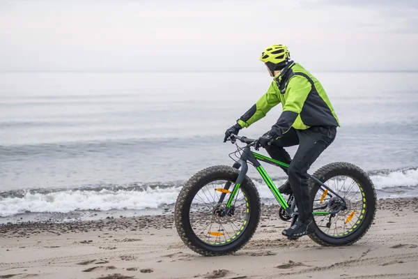 Jeune homme sur gros vélo — Photo