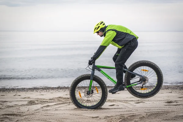 Young man on fat bike — Stock Photo, Image
