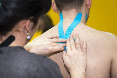 Genç adam - kinesiotaping Masaj