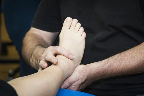 Masseren van jonge vrouw — Stockfoto